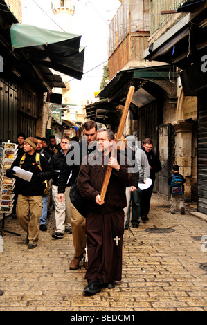 Los peregrinos cristianos con una cruz de madera sobre la Vía Dolorosa, Camino de los dolores, las estaciones de la cruz, Jerusalén, Israel, el Cercano Foto de stock