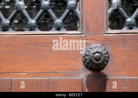 Cerca del pomo de la puerta de una tradicional puerta de madera en el casco antiguo de la ciudad, Tours, Francia