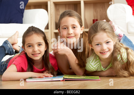 Tres chicas jóvenes libro de lectura en casa