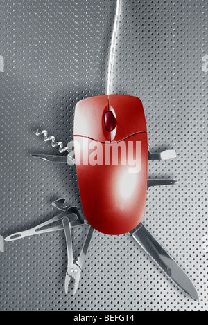 Ratón rojo metáfora fingiendo ser un cuchillo multifunción suizo Foto de stock