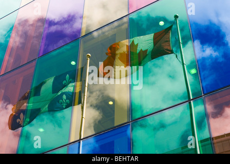 Las banderas de Quebec y Canadá se refleja en la pared de vidrio del Centro de Convenciones de Montreal. Foto de stock