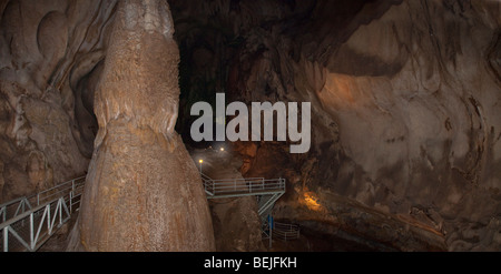 Gua Tempurung cueva interior mostrando gran stalacmite y pasarelas Foto de stock