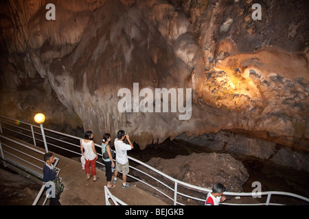 Gua Tempurung cueva interior mostrando los turistas admirando las formaciones rocosas Foto de stock