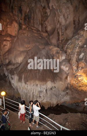 Gua Tempurung cueva interior mostrando los turistas admirando las formaciones rocosas Foto de stock