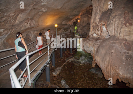 Gua Tempurung cueva interior mostrando los turistas admirando el suelo de mármol bajo la pasarela stream Foto de stock