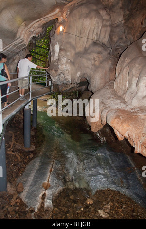 Gua Tempurung cueva interior mostrando los turistas admirando el suelo de mármol bajo la pasarela stream Foto de stock
