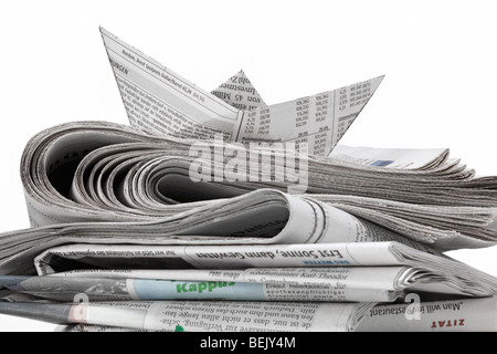 Stapel Ein Schiff aus Zeitungspapier Zeitungen mit Foto de stock
