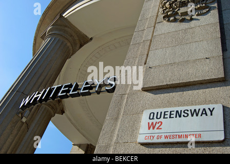 Detalle de la entrada al centro comercial Whiteleys, creado a partir de whiteleys department store, en Queensway, Londres, Inglaterra Foto de stock