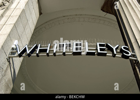 Detalle de la entrada al centro comercial Whiteleys, creado a partir de whiteleys department store, en Queensway, Londres, Inglaterra Foto de stock