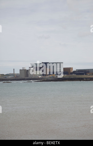 Wylfa estación de energía nuclear en Anglesey Foto de stock