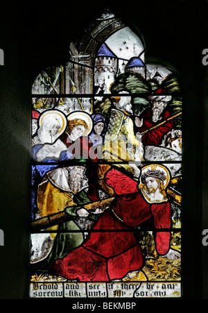 Detalle de las vidrieras de la ventana oriental en la Iglesia de todos los santos, Shipdham, Norfolk Jesús llevando la cruz Foto de stock