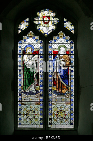 Una vidriera que representan santos Mateo y Marcos, la Iglesia de Todos Los Santos, Shipdham, Norfolk Foto de stock