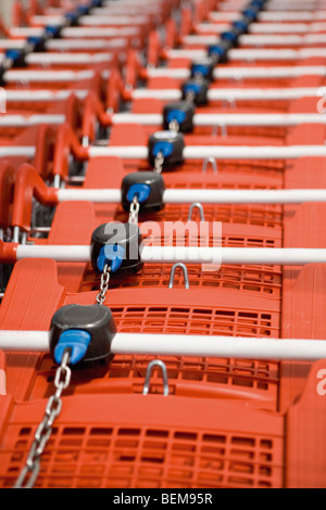 Shopping Carts en fila, close-up Foto de stock