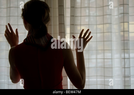 Mujer mirando por la ventana