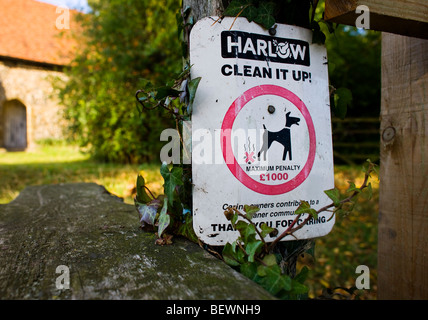 Harlow Consejo firman para limpiarlo de advertencia a los propietarios de perros Perros limpiar su desorden o pagar una multa Foto de stock