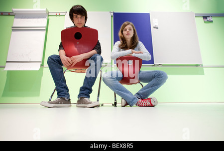 Zwei Schueler alleine en einem Klassenzimmer