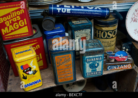 Casco histórico de estaño francesa producto contenedores con logotipos publicitarios en Bric-a-Brac tienda de antigüedades en Francia Foto de stock