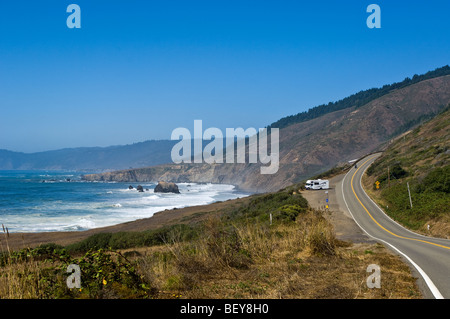 RV a lo largo de la autopista costera del Pacífico cerca de la costa de Mendocino, California, EE.UU.