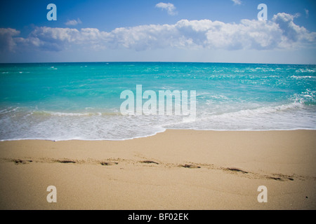 Huellas en la arena y el impresionante océano azul en Miami Beach. South Beach, Miami, Florida, EE.UU. Foto de stock