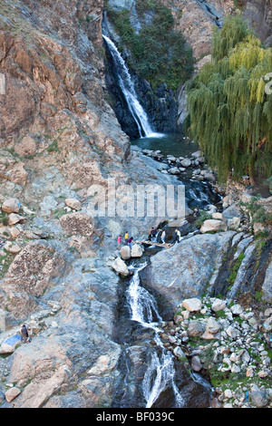 Los turistas que visitan cascada en Setti Fatma pueblo bereber en el valle de Ourika, las montañas del alto Atlas, Marruecos.