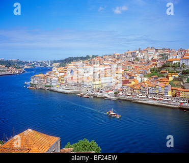 Vistas panorámicas del casco antiguo de la ciudad de Oporto y río Douro, Portugal Foto de stock
