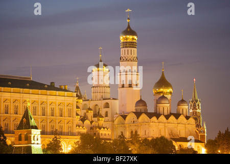Con su edificio Kreml (desde la izquierda): El Gran Palacio del Kremlin y sus edificios (desde la izquierda): La Catedral de la Anunciación, Iwan Foto de stock