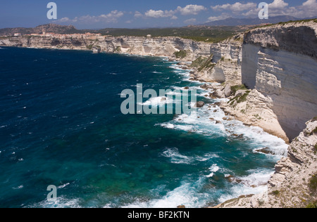 Espectaculares acantilados de piedra caliza en Bonifacio en la costa suroeste de Córcega, Francia.