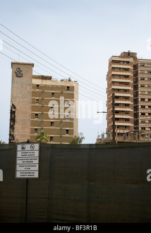 Ninguna fotografía letreros de advertencia en Varosha zona prohibida con salaminia tower hotel abandonado en 1974 Foto de stock