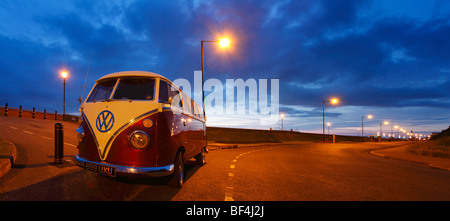 VW Volkswagen camper Van, al anochecer, Burnham sobre mar, Somerset, Inglaterra.
