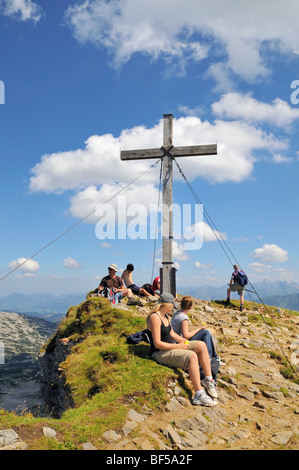 Cruz de la cumbre de la montaña Hoher Ifen, Vorarlberg, Allgaeu Alpes, Austria, Europa Foto de stock