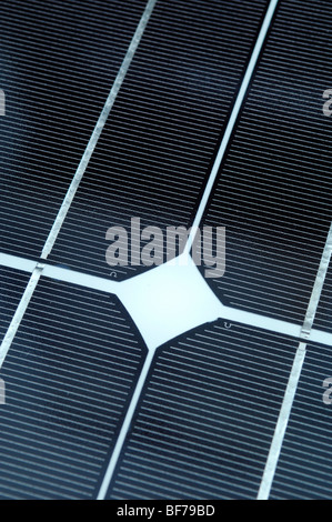 Tintado en negro con panel solar fotovoltaica de silicio policristalino detalle Foto de stock