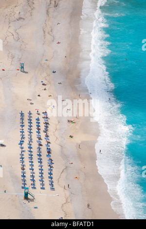 Cefalonia Myrtos Beach, la famosa playa de arena blanca con mar azul - vista aérea desde el acantilado camino arriba Foto de stock