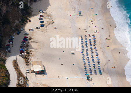 Cefalonia Myrtos Beach, la famosa playa de arena blanca con mar azul - vista aérea desde el acantilado camino arriba Foto de stock