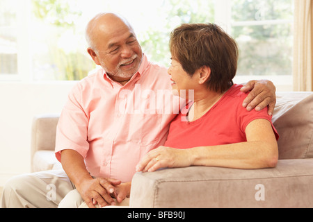 Las parejas ancianas relajado en casa juntos