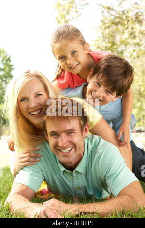 Grupo familiar a divertirse en el parque Foto de stock