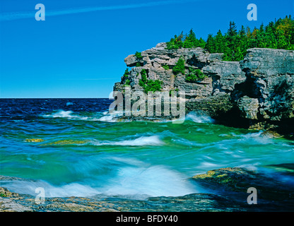 Doloarenitos rock en la orilla de la Bahía Georgiana en Indian Head Cove, Parque Nacional de la península de Bruce, en Ontario, Canadá Foto de stock