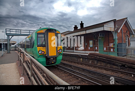 En tren La estación de Ford, West Sussex, Inglaterra Foto de stock