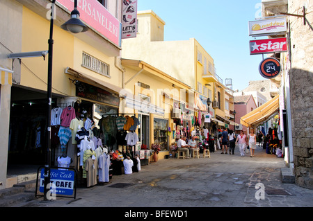 Calle comercial, distrito de Famagusta, Famagusta, Chipre Septentrional Foto de stock