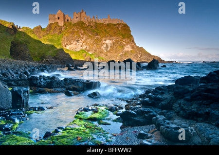 Castillo de Dunluce, Costa de la Herencia, Co. de Antrim, Irlanda del Norte, REINO UNIDO Foto de stock