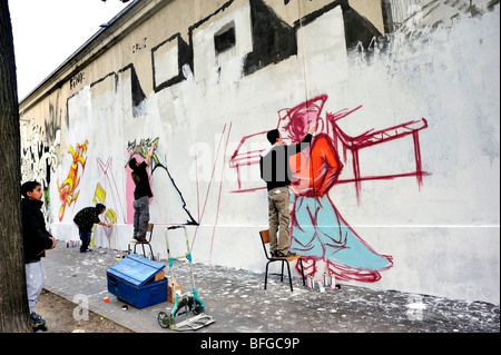  Male teen painting wall spray paint fotografías e imágenes de alta resolución