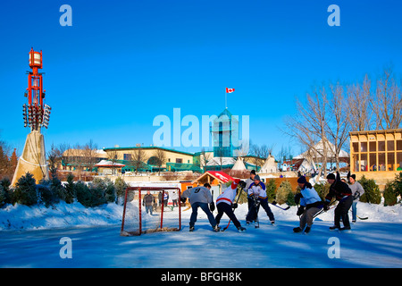 Juego de hockey sobre hielo en el río Assiniboine, Winnipeg, Manitoba, Canadá. Foto de stock