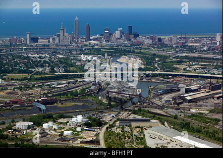 Vista aérea de la zona industrial por encima de Cleveland Ohio acerías Cuyahoga river Foto de stock