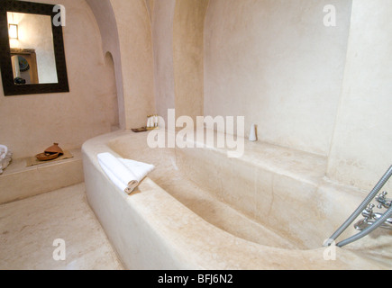 Marruecos, Marrakech, Riad Caravanserai, cuarto de baño con paredes de yeso marroquí técnica denominada tadelakt Foto de stock