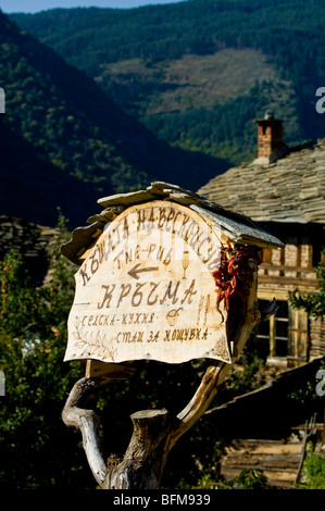 Restaurante de madera firme en la remota aldea Leshten Bulgaria Foto de stock