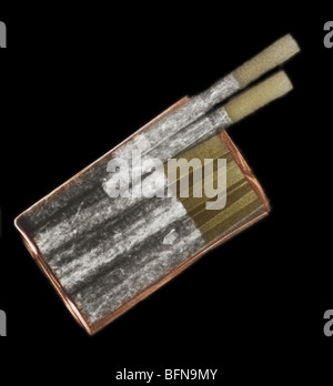 Color de rayos x mejorada de un paquete de cigarrillos Foto de stock