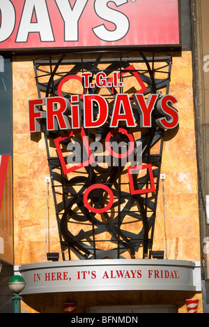 Una entrada a un nuevo actualizado T.G.I. Friday's Restaurant en Nueva York Foto de stock