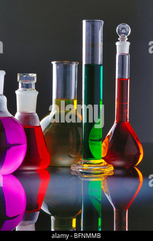 Productos químicos de colores en vidrio de laboratorio ; India ; asia Foto de stock