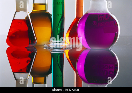 Productos químicos de colores en vidrio de laboratorio ; India ; asia Foto de stock