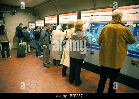 Los pasajeros comprando los boletos de las máquinas, el metro o metro rail, Washington DC, EE.UU. Foto de stock