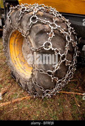 Spike cadenas en los neumáticos cosechadora forestal Foto de stock